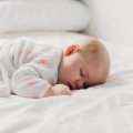 7 tips zodat je baby beter slaapt in deze hitte