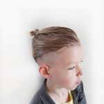 Mees (6) liet zijn haar lang groeien voor zijn zieke opa