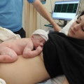 Bevallingsverhaal: Het ziekenhuis liet me 4 uur wachten totdat ik gehecht kon worden… Foutje, bedankt!