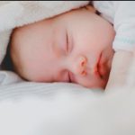 Hoe herken je een oververmoeide baby? Onze slaapcoach geeft antwoord