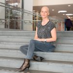 Mama Yvonne scheert haar haren eraf, maar hoe legt ze dit de kleine kinderen uit?