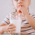 Alles wat je moet weten over koemelkallergie bij baby’s en kinderen