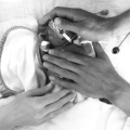 De dochter van Bjelke werd geboren met 26 weken en 860 gram, de artsen vreesden het ergste