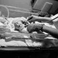Verloskundige Lisa komt bij een bevalling waarbij de baby compleet vastzit