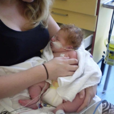 Pasgeboren Noam kreeg een hartstilstand bovenop de buik van mama