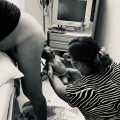 Bevallingsverhaal: Eefje bevalt staand en verloskundige Lida vangt achterlangs de baby op