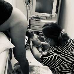Bevallingsverhaal: Eefje bevalt staand, verloskundige Lida vangt op haar knieën de baby op