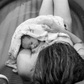Bevallingsverhaal: “Ik had niet alleen een handsoff, maar ook een unassisted bevalling, mijn man en ik deden het helemaal alleen
