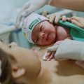 Verloskundige Lisa: “Deze bevalling gaat zéér snel, de baby heeft haast”