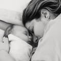 Slaapexpert Anouk adviseert: “Mijn pasgeboren baby slaapt alleen op mijn arm of aan de borst, ik kom nergens aan toe”