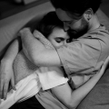 Nachtmerrie: Ik trof mijn man kussend met ons oppasmeisje in de woonkamer aan…