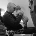 Vliegen met een baby: 10 tips om je reis te overleven en leuk te houden