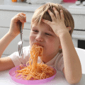 Hoe help je je kind met bestek eten? 5 tips