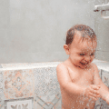 Uit onderzoek blijkt dat we de kinderen vaak in bad doen, de douche is echter voordeliger