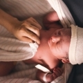 Arnout en Stefano kregen een dochter via draagmoederschap, maar na de geboorte bleek de DNA-uitslag anders dan verwacht…