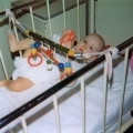 Nina: “Mijn moeder begon met deze vorm van mishandeling toen ik nog een baby was”