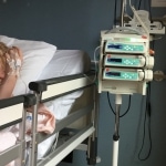 “Ik slik mijn tranen in als de eerste chemo in het lichaam van mijn dochter druppelt”
