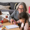 Marianne: “Ik pas met veel liefde op mijn kleinkinderen, maar wel tegen een betaling”