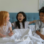 Monica: “Tijdens het slaapfeestje zei mijn dochter: ‘Mam, wil je weg gaan als wij gaan kletsen?’, toch luisterde ik stiekem en schrok me rot wat ik hoorde, moest ik ouders inlichten?”