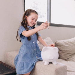 Claire: “Mijn dochter riep: ‘Weet je waar mijn spaarpot is?’,  ik had hem stiekem geplunderd, ik moest wel anders kon ze niet mee, hoe moest ik dit uitleggen?”