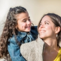 Bella: “Het gesprek ging over werk: ‘Oh’, zei iemand, ‘Wat Leuk’, en toen viel het helemaal stil, alsof ik niet meer mee deed, ik haatte mezelf erdoor”