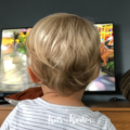 Loes: “Mam, kun je een keer géén tv kijken met de kids?”, Mijn ouders zetten mijn kids standaard als zombies voor een scherm en ik kan er niet meer tegen”