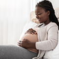 De taalontwikkeling van je baby begint eerder dan je denkt, waarom praten tegen je buik écht zin heeft!