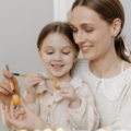 Dora: “Mijn schoonzus stuurde me opeens een appje: ‘Misschien moet je dit eens lezen’, dit was een duidelijke sneer over hoe ik mijn kinderen opvoed, hoe durft ze?!” 