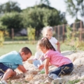Angele: “Ik stapte bij het ophalen van mijn dochter vol verbazing de tuin binnen: ‘Wat een gezelligheid’, ik schrok, dit doe je toch niet als er iemand komt spelen?”