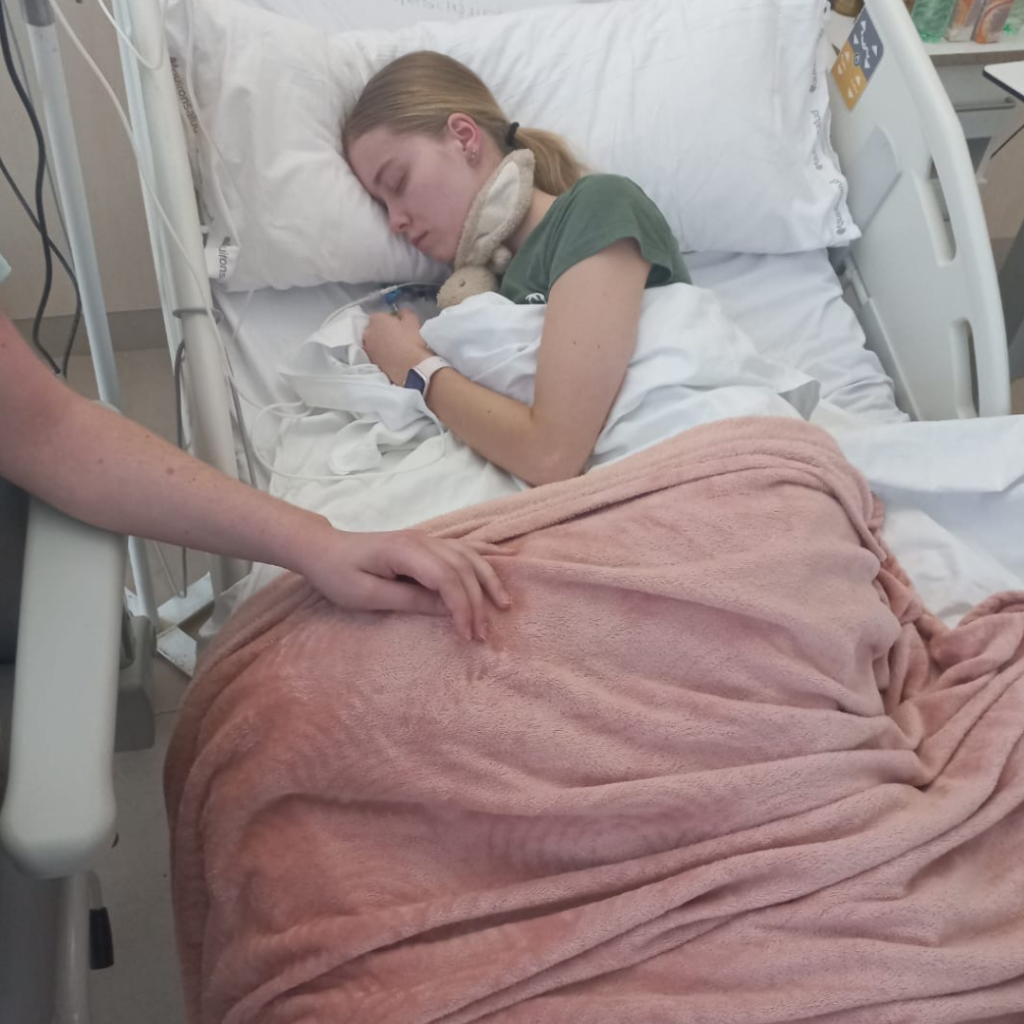 jonge vrouw in ziekenhuisbed