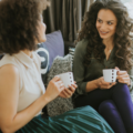 Linda: “‘Ik betaal de volgende keer, ok?”, steeds weer een smoes, langzaam begon het tot me door te dringen: mijn beste vriendin is een golddigger”