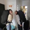 Laura: “‘5 laptops?!’, Chris mijn man keek mij verbaasd aan, we gaan met ons gezin van 6 op wereldreis en het is bizar wat er allemaal bij komt kijken?”