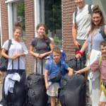 Laura: “We stonden aan de balie op Schiphol, ‘De naam staat verkeerd op uw ticket, ik kan u echt niet doorlaten’, ik dacht dat ik gek werd”