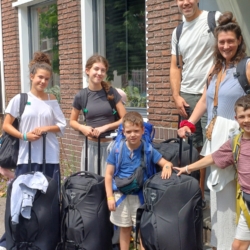 Laura: “We stonden aan de balie op Schiphol, ‘De naam staat verkeerd op uw ticket mevrouw, ik kan u echt niet doorlaten’, ik dacht dat ik gek werd”
