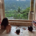 Laura: “Toen ik in Bali uit de douche stapte, zag ik een sms van mijn bank; ”Uw pas is geblokkeerd’, ik schoot in paniek”