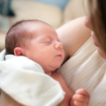 Cynthia: “We mochten onze eigen babynaam niet kiezen. “Deze moet na de geboorte van een waarzegster komen”, riep mijn schoonfamilie”