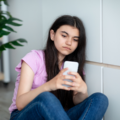 Mieke: “Mijn dochter kreeg in groep 8 een totaal verkeerd schooladvies, ik kon mijn kind niet beschermen tegen dit systeem”