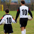Megan: “Mijn man stond bij voetbal van onze zoon altijd aan de zijlijn, inmiddels heeft hij teveel overtredingen, ‘je bent 6 weken geschorst!'”